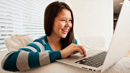 happy-teen-blogging