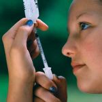 teenager-injecting-insulin