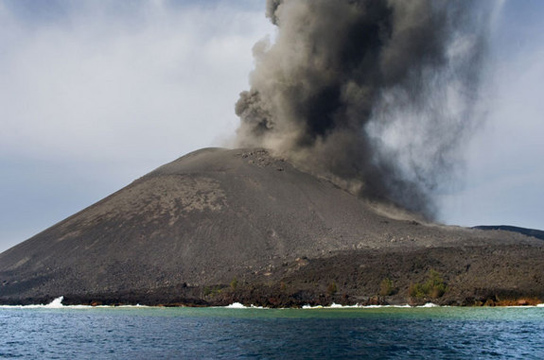 volcano-Krakatau-Indonesia-smoke